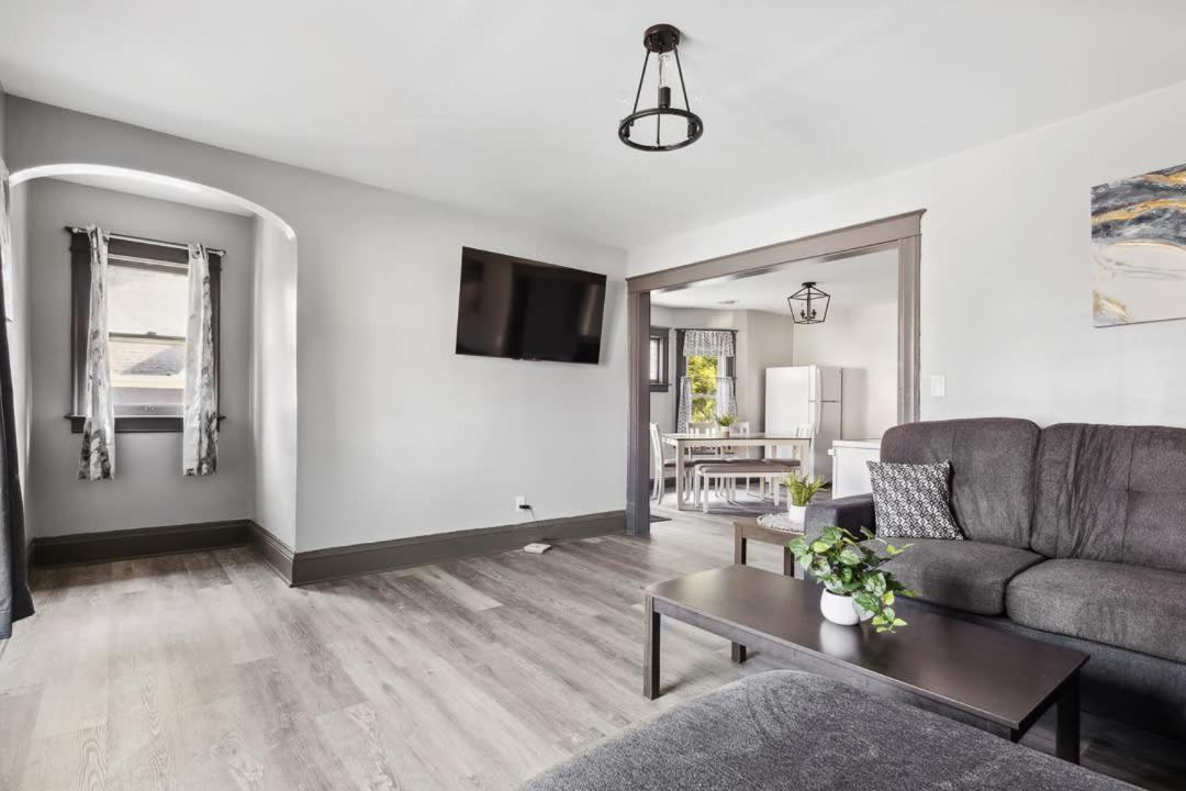 Spacious 6br 2ba Minutes For The Falls & Casino Hébergement de vacances Niagara Falls