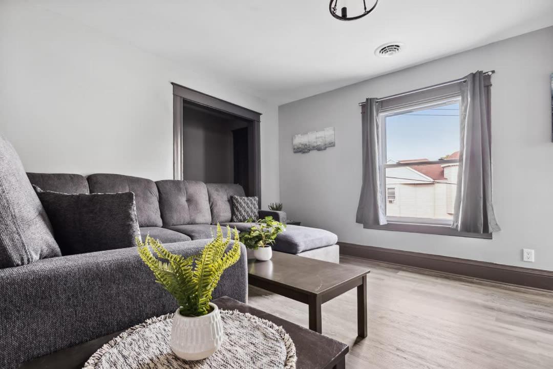 Spacious 6br 2ba Minutes For The Falls & Casino Niagara Falls