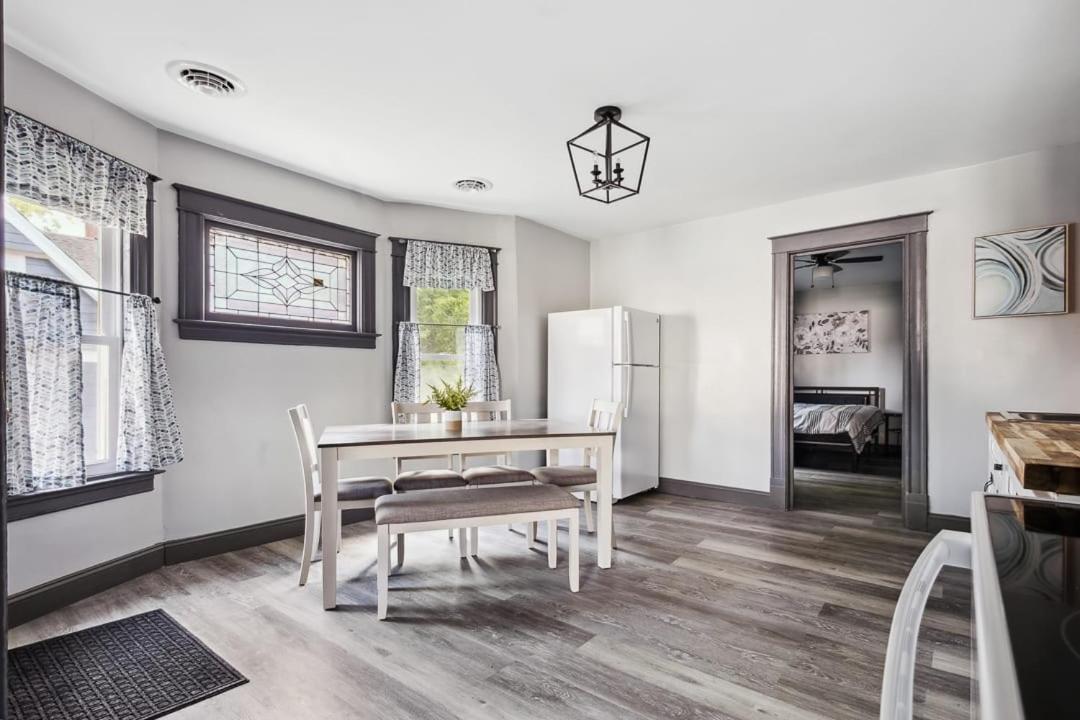 Spacious 6br 2ba Minutes For The Falls & Casino Hébergement de vacances Niagara Falls