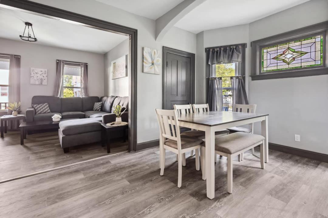 Spacious 6br 2ba Minutes For The Falls & Casino Hébergement de vacances Niagara Falls